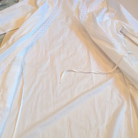 Yves Delorme Paris White Bathrobe Pockets Cottage core Prairie - Picture 9 of 14